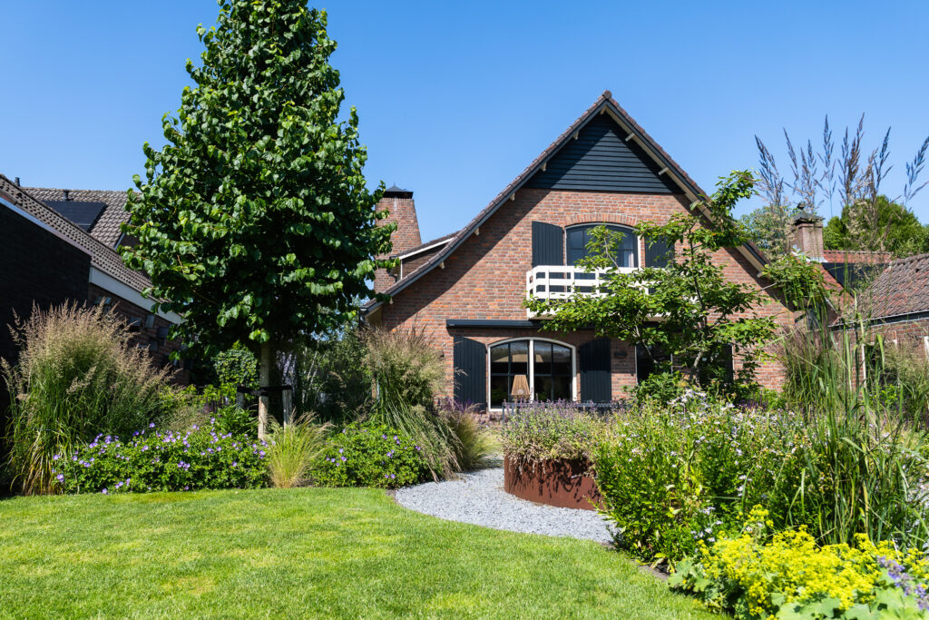 Modern landelijke tuin, De Middelpas Swolgen